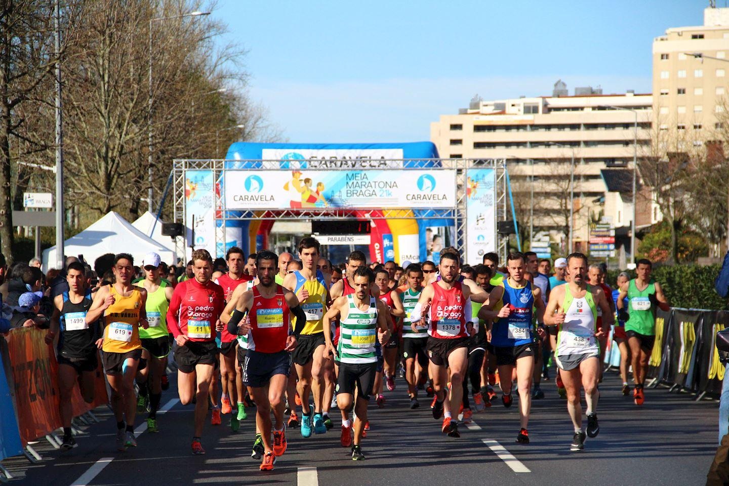 Grande gruppo di runner alla Mezza Maratona di Braga