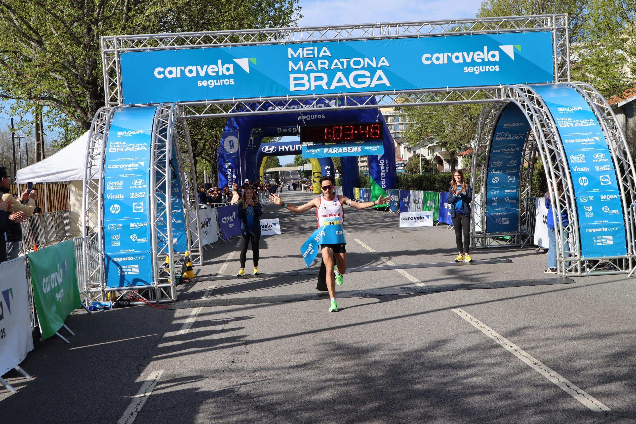 Runner verso l’arrivo della Mezza Maratona di Braga