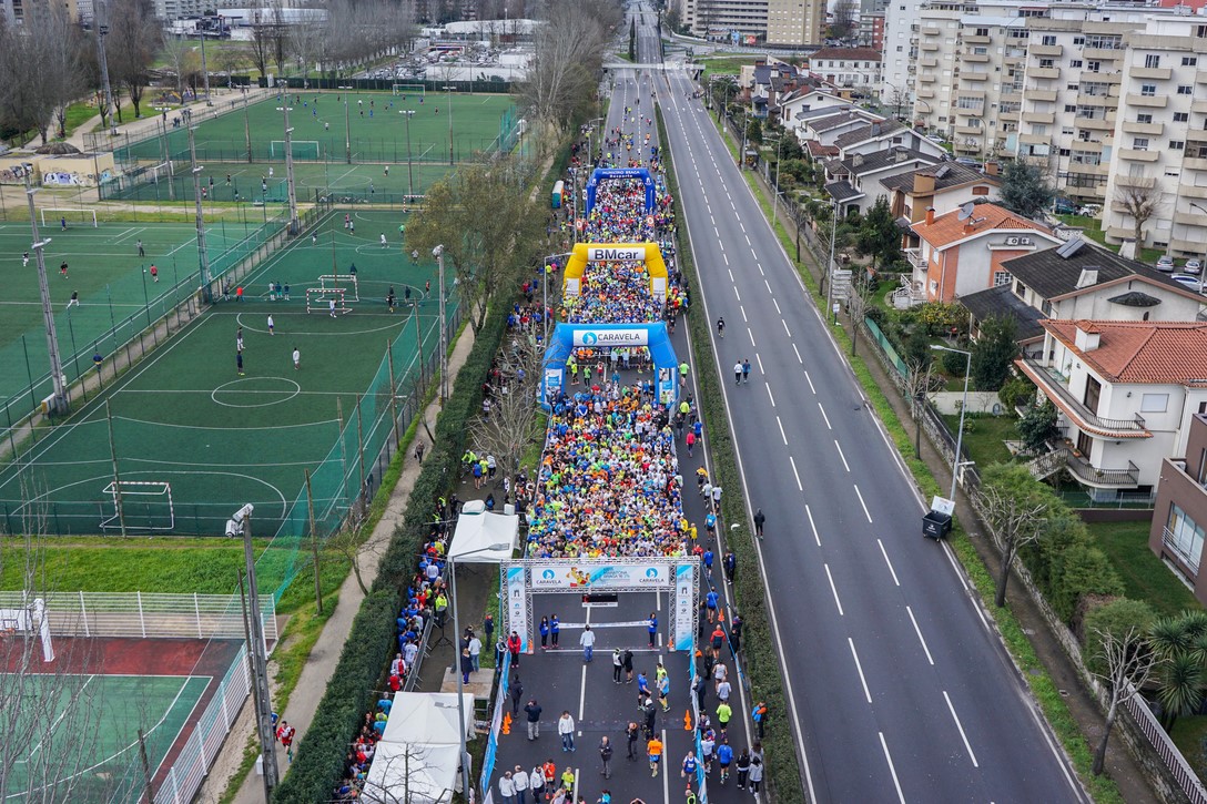 Runner che festeggia all’arrivo della Mezza Maratona di Braga